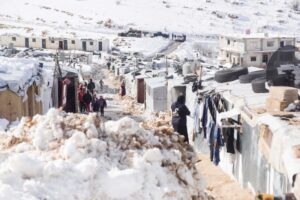 Campo de Refugiados Sírio com Neve