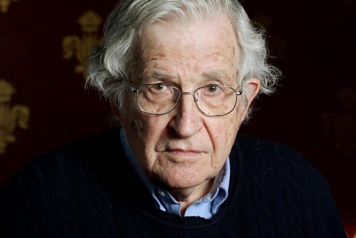 Chomsky frisou que “alguns desses problemas resultam de políticas económicas concebidas pelos burocratas, em Bruxelas, sob pressão da NATO e dos grandes bancos, principalmente alemães”