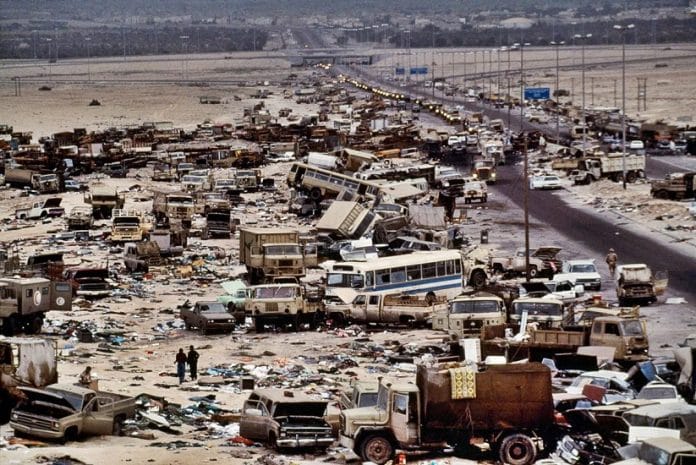 Vista aérea dos destroços de tanques e camiões blindados iraquianos na Rodovia 8, a 8 de Março de 1991