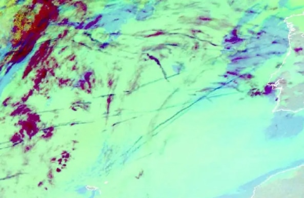 Imagem gerada com os canais na banda do infravermelho 3.9, 10.8, e 12.0 m do satélite MSG, às 05:00 do dia 27/04/2006. Os contrails são visíveis na região do Atlântico, ao largo da costa ocidental Portuguesa, a azul-escuro, sob a forma de riscas finas