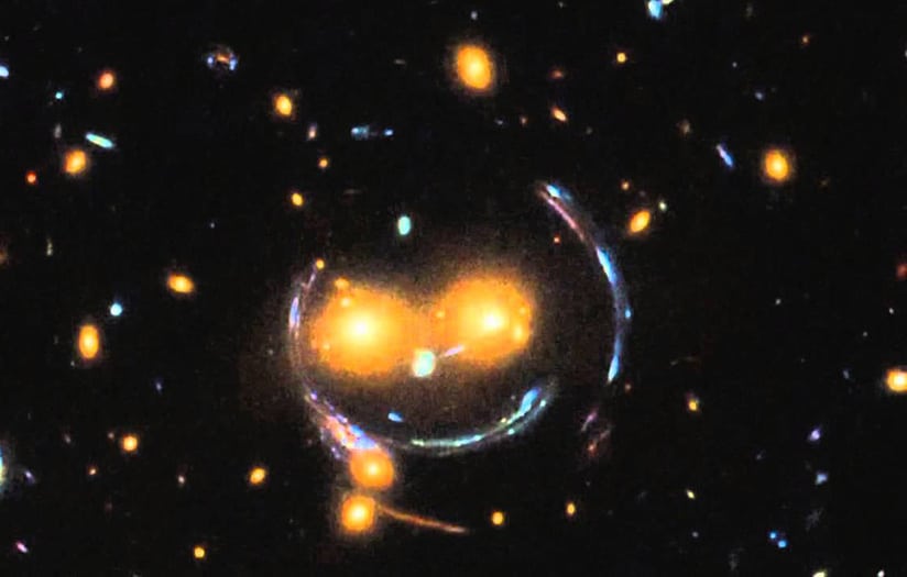 Imagem "sorridente" do aglomerado de galáxias (SDSS J1038 + 4849)